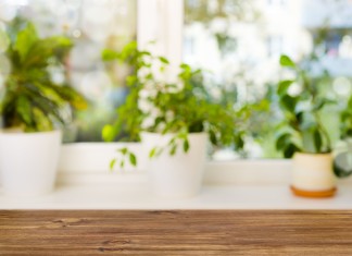 Jak odnowić parapet przy pomocy materiałów dostępnych w sklepach budowlanych?