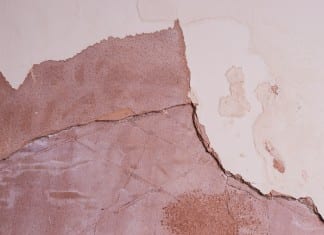 Jak naprawić uszkodzony tynk?