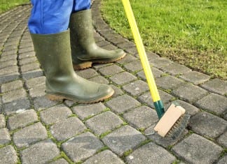 W jaki sposób dbać o ścieżki, chodniki i podjazd wokół domu?