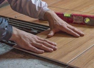 Z Budowlańcami ułożysz płytki podłogowe raz dwa!