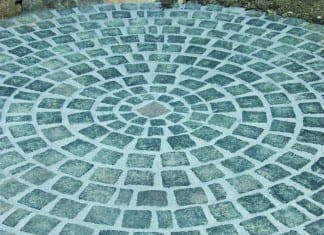 Zima za pasem. Jak zabezpieczyć kostkę brukową przed niską temperaturą i opadami atmosferycznymi?