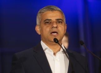 Khan ostrzega: firmy mogą opuścić Londyn z powodu twardego Brexitu!