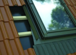 Ciepły montaż okna dachowego. O czym pamiętać? Jakich błędów się wystrzegać?
