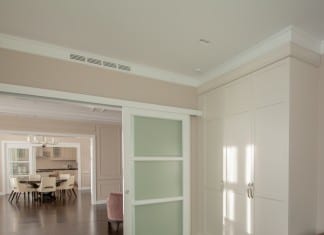 Które drzwi do domu: tradycyjne czy przesuwane?