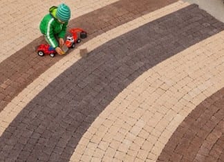 Nietypowe elementy nawierzchni z kostki- geowłóknina