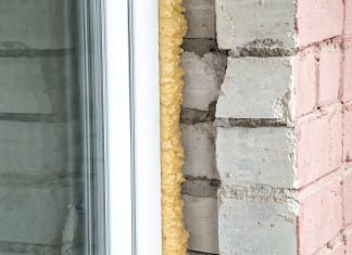 Po co fachowcy spryskują piankę wodą?