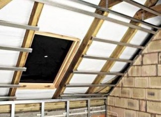 Budowlańcy o ścianach na poddaszu…