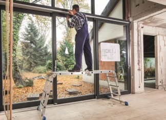 Wielofunkcyjność i komfort na wysokim poziomie. KRAUSE przedstawia profesjonalne drabiny przegubowe dla budownictwa