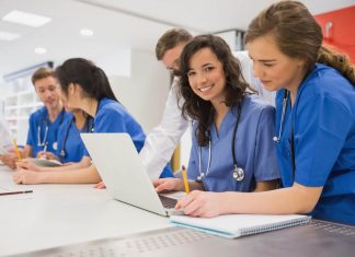 Studenci medycyny “wychowani na ekranach smartfonów nie mają umiejętności w zakresie chirurgii”