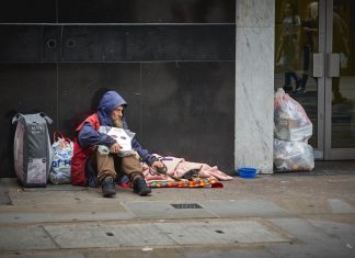 Bezstykowe punkty przekazywania datków na bezdomnych uruchomione w całym Londynie.